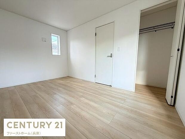 シンプルなデザインの洋室です。明るい色合いのフローリングが空間を広く感じさせます。収納スペースも備わっており使い勝手が良いです。窓から自然光がしっかり差し込みます。