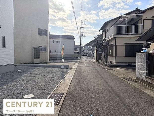 前面道路は車の通行に十分な幅があり歩きやすい歩道が整っています。周囲には住宅が建ち並び日当たりの良さも感じられます。現地の状況が分かる写真で道路の状況や周辺環境が視認しやすいです。
