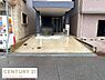 駐車場：敷地内に駐車スペースが確保されており車の出し入れもスムーズに行えます。道路に面しているためアクセスが便利です。雨の日でも安心な屋根付きの部分もあります。水捌けの良いコンクリート仕上げが施されています。