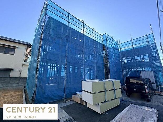 現在建築中の物件ですので最新の建築技術による安心感があります。外観がブルーシートで保護されており安全対策が施されています。工事の進捗状況を直接確認できる点もポイントです。