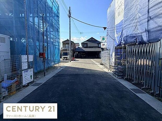 前面道路はしっかりと舗装されており歩行や車両の通行がしやすい環境です。現地周辺には工事中の建物が並びこれから新しい街並みが形成されそうです。