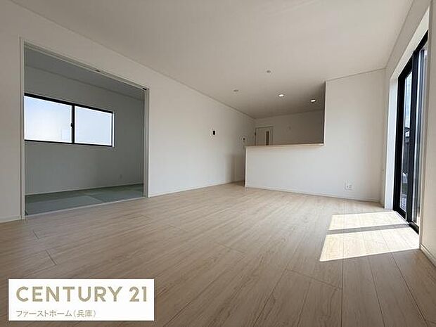 リビングは明るい光が差し込み開放感のある空間です。隣接した和室とも行き来がしやすく広がりを感じられます。ナチュラルな床材が全体の雰囲気をまとめています。シンプルな内装でさまざまなインテリアに合います。