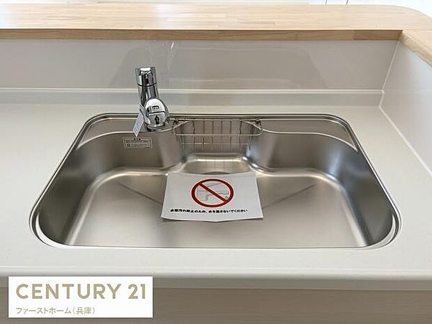 シンプルなデザインのシンクでお手入れがしやすい点が特長です。広めの作業スペースで調理もスムーズに進められます。水栓の位置が工夫されており使い勝手にも配慮されています。カウンター付きで開放感があります。