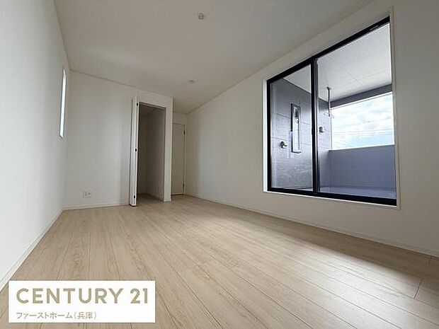 大きな窓から自然光がたっぷり入る寝室です。明るさが印象的なシンプルで使いやすい空間になっています。クローゼットやバルコニーへのアクセスも便利です。