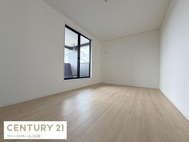 明るい光が差し込む寝室です。シンプルな内装でどんなインテリアにも合わせやすい空間です。窓が大きく開放感のあるお部屋となっています。フローリングが清潔感を演出します。