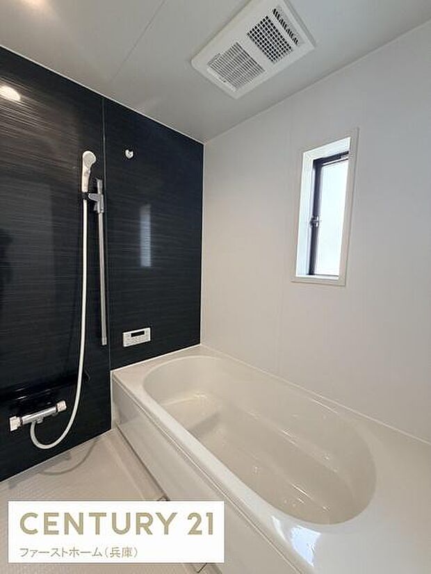 落ち着いた配色のバスルームはシンプルなデザインで清潔感が感じられます。浴槽もゆったりとしたサイズ感です。バスには窓があり換気にも配慮されています。天井には換気扇も設置されています。
