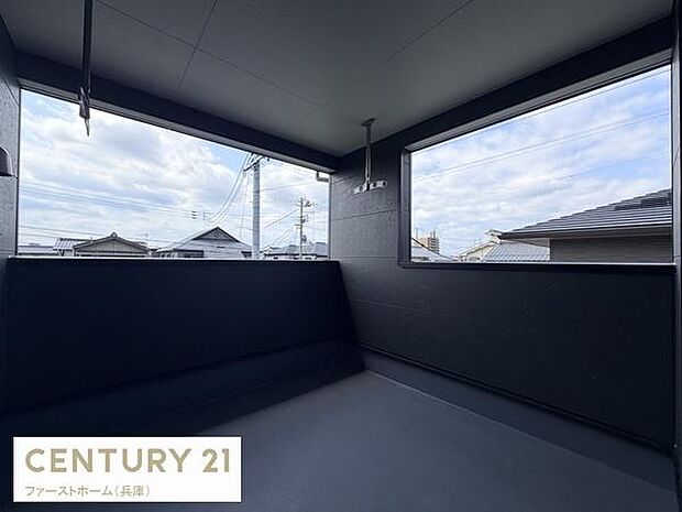 広々とした空間が特徴的なバルコニーです。開放感のある窓から外の景色を楽しめます。天井付きで天候の変化にも対応できます。使い勝手の良いシンプルな設計が魅力です。ゆとりを感じられる場所です。