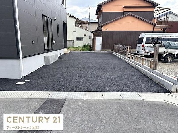 アスファルト舗装の駐車場は広々としたスペースを確保しています。段差が少なく乗り入れもしやすい設計です。建物横に配置されており車の出し入れがスムーズに行えます。