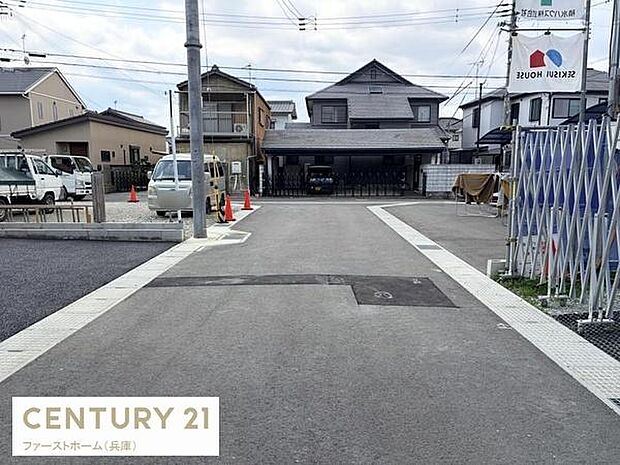 前面道路は舗装が整っており車の出入りがしやすい環境です。周囲は落ち着いた住宅街で安心感があります。道路幅にもゆとりが感じられますので日々の移動もスムーズです。建物周辺の街並みも整然としています。
