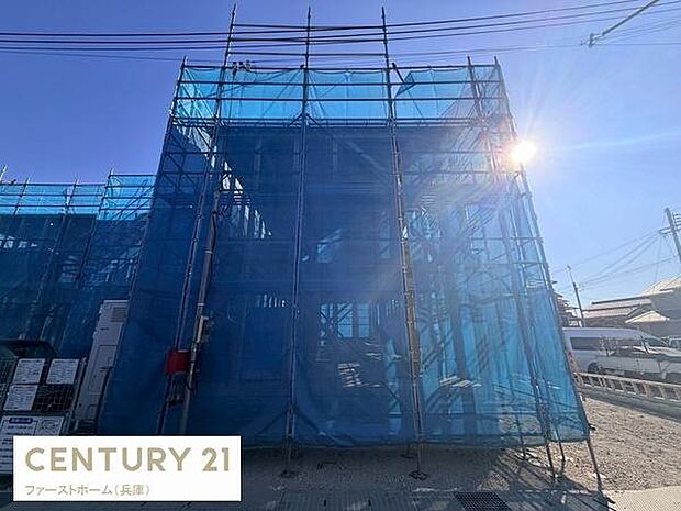 建築中の様子が確認できる一枚です。広い敷地に陽当たりがよく青空が広がっています。周囲の環境も見渡しやすい立地です。建築の進捗状況を現地で感じられます。