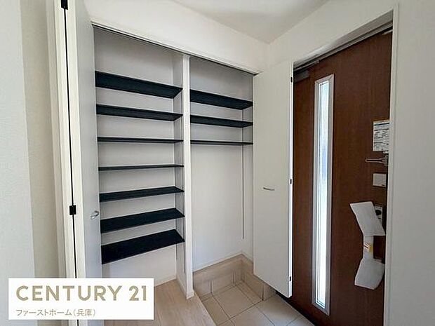 玄関にシューズ収納スペースがしっかりと備わっています。明るい採光で清潔感のある空間です。収納棚が多数あり整理整頓しやすい仕様の玄関です。ドアはスリット入りで光を取り入れやすい設計です。