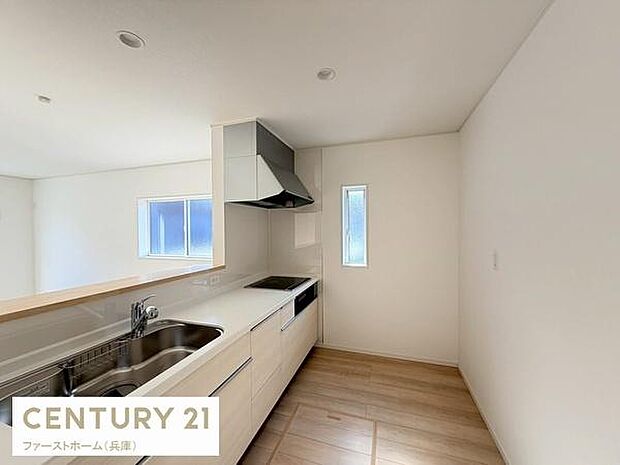 明るい光が差し込むキッチンはすっきりとしたデザインが特徴です。使いやすいシンクとIHコンロが備わっています。収納スペースも豊富で整理整頓しやすい空間です。カウンター付きで開放感もあります。