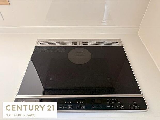 シンプルで扱いやすいIHクッキングヒーターが備え付けられています。フラットな天板はお手入れがしやすく毎日清潔に保てます。スタイリッシュなデザインでキッチン空間がすっきりと見えます。