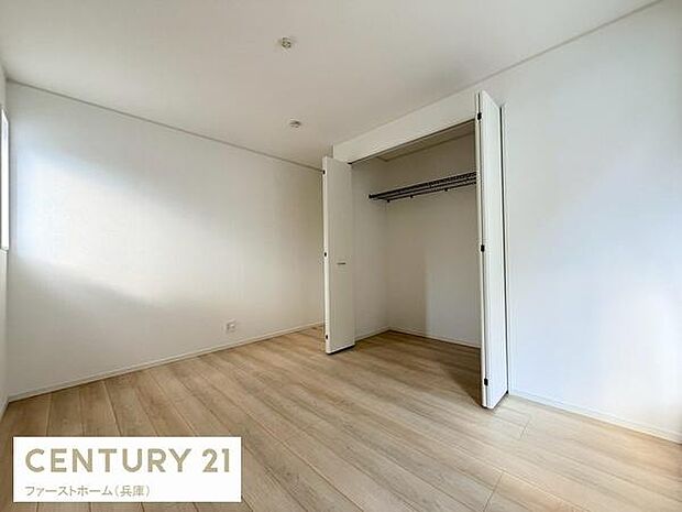 明るい窓から自然光が入る子供部屋です。収納スペースがしっかり確保されているためお部屋をすっきり保てます。シンプルな内装でインテリアのアレンジも楽しめます。快適に使える広さが特徴です。