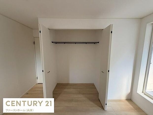 すっきりとした収納スペースが備わっており整理整頓がしやすい仕様です。シンプルなデザインで使い勝手も良好です。収納扉が大きく開くので中身の出し入れもスムーズに行えます。