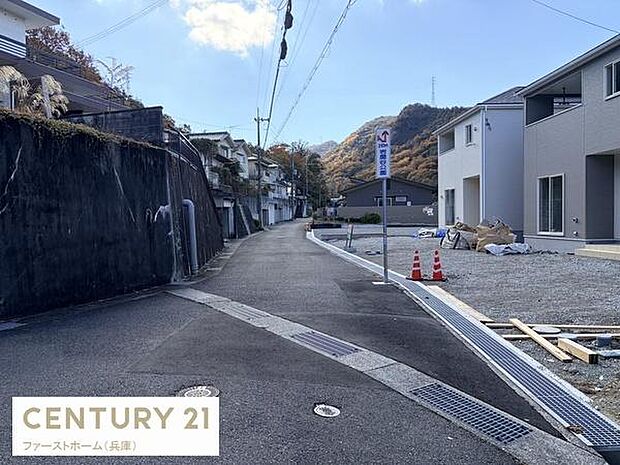 緩やかなカーブを描く前面道路が特長的です。周囲には新しい住宅が建ち並び落ち着いた雰囲気が感じられます。道路幅がしっかり確保されており車の出入りがしやすい印象です。