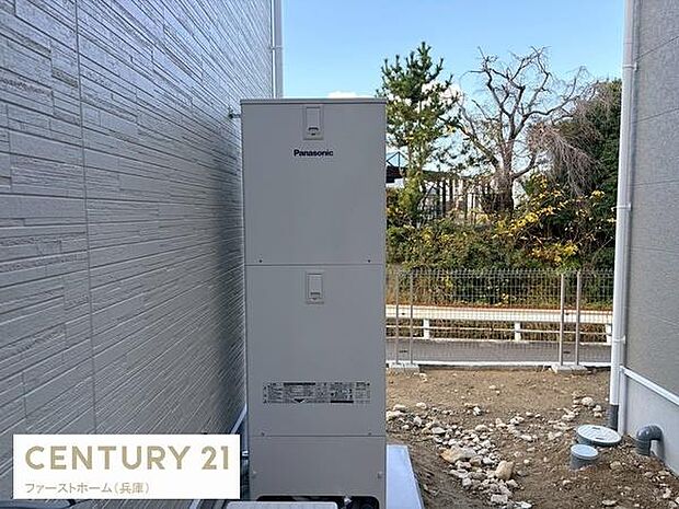 屋外に設置された給湯器が確認できます。敷地に余裕がありメンテナンスもしやすそうです。建物の外壁もきれいな状態です。給湯設備の設置スペースとして十分な広さがあります。