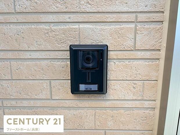玄関先に設置されたカメラ付きインターホンが特徴です。訪問者の確認が可能で安心感をサポートします。すっきりとしたデザインで外観の雰囲気にも馴染みやすいです。設置位置が適切で使い勝手も良好です。