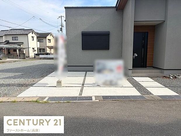 住まいの前に設けられた駐車場は車の出し入れがしやすい設計です。舗装されたスペースがあり日常の利便性も感じられます。駐車エリアが整理されているため車の管理も安心です。