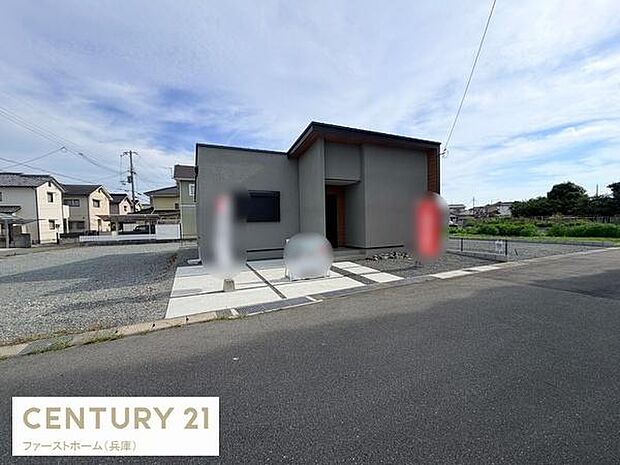 前面道路が広く見通しの良い現地写真です。駐車スペースもゆとりがあり車の出し入れがしやすい造りです。住宅の外観はシンプルでスタイリッシュな印象を与えます。