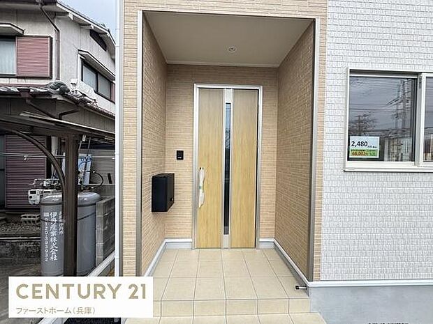 玄関はゆったりとしたスペースがあり出入りがスムーズに行えます。段差が少なくご家族や来客の方にも配慮された設計です。扉周りのデザインが外観に調和しています。屋根付きなので天候に左右されずに利用できます。