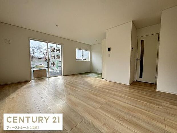 明るいリビング空間が広がっています。大きな窓から心地よい光が差し込む室内です。畳スペースと一体感のある間取りとなっています。シンプルな内装でコーディネートしやすい点も魅力です。