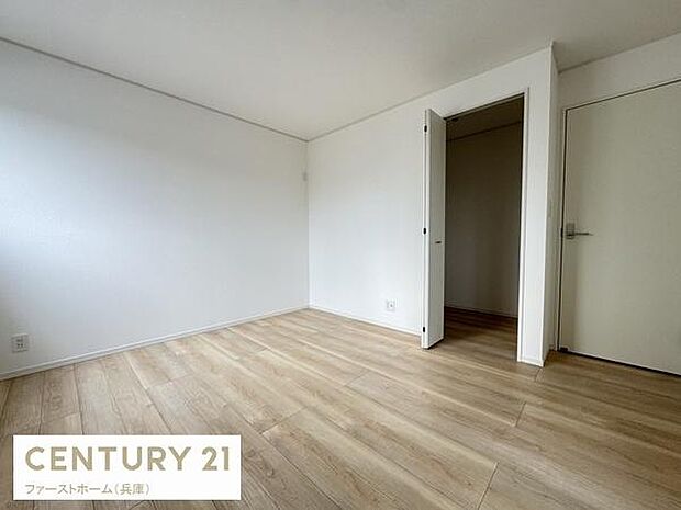 シンプルな内装が魅力の寝室です。明るいフローリングが空間を広く感じさせます。壁面や床面のコンディションも良好です。収納スペースが備わっていますので整理整頓しやすいです。