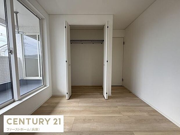 大きな窓から自然光が差し込む明るい空間です。収納スペースがしっかり確保され室内はシンプルなデザインです。床材はやわらかな色合いでお部屋全体が落ち着いた雰囲気です。使いやすい子供部屋として魅力的です。