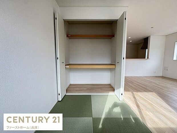 扉付きの収納スペースがあり室内をすっきり保つことができます。棚が設置されており使い勝手も考えられています。畳の上に配置されているため和の雰囲気も楽しめます。リビングからの導線も良好です。