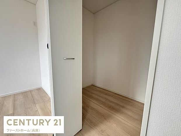 シンプルなデザインの収納スペースです。扉付きで荷物を見せずに整理できます。床がフラットで使い勝手が良い空間です。壁面までしっかりとスペースを確保しています。収納として様々な使い方が可能です。