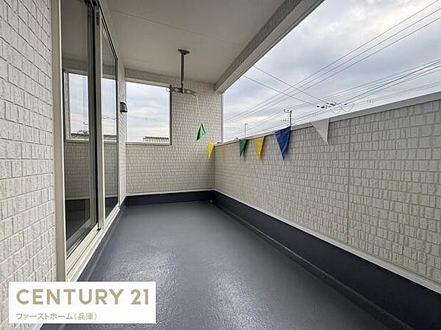 開放感のあるバルコニーは広々としたスペースが確保されています。屋根が付いているため天候を気にせず活用できます。プライバシー性の高い造りも魅力的です。