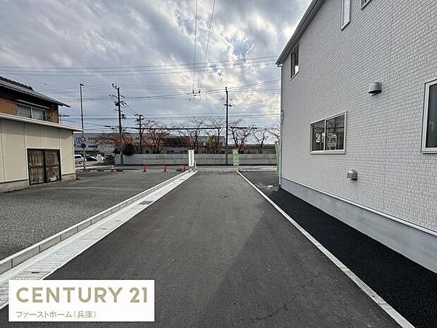 前面道路が広々とした印象です。周辺の建物と程よい距離が確保されています。敷地へのアクセスがしやすい造りとなっています。道路面が舗装されており車の出入りも安心です。