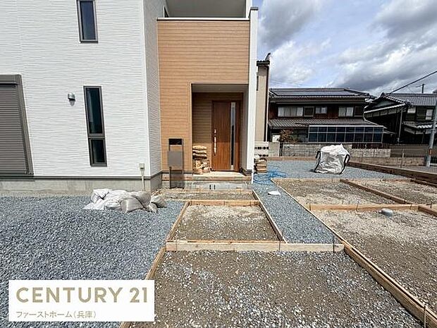 明るい色合いの玄関ドアが印象的な外観です。広々としたアプローチがありゆとりを感じられます。玄関前には屋根付きのスペースがあり雨の日も安心です。