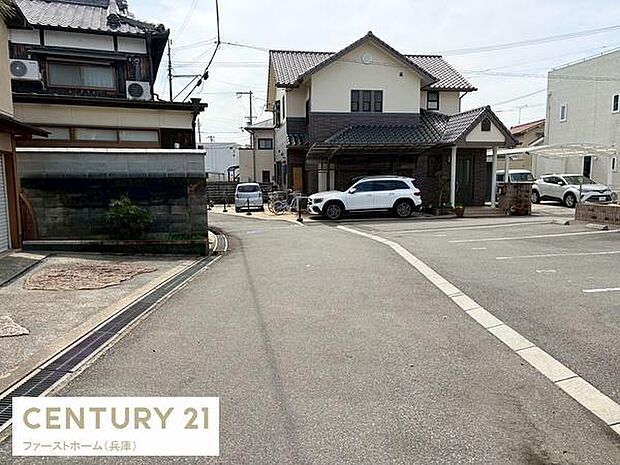 前面道路は幅員があり車の出し入れがしやすい印象です。周囲には住宅が立ち並び落ち着いた街並みが広がっています。道路面も整備されており清潔感が感じられます。交通量も少なめで安心して利用できそうです。