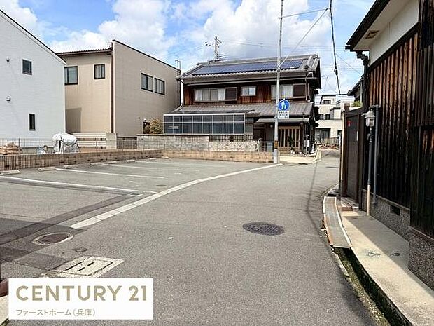 前面道路の幅員が広く車の出入りがしやすい環境です。周辺は落ち着いた住宅が並んでおり静かな雰囲気が感じられます。道路の状態も良好できれいに整備されています。