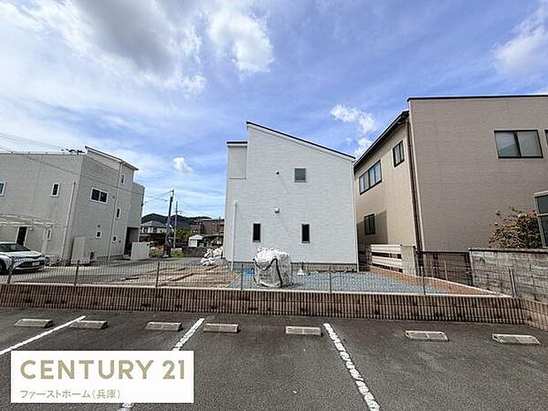 新しい住宅が並ぶエリアに位置しすっきりとした外観が印象的です。前面の駐車スペースも確保されています。周囲の建物との距離がありゆとりを感じられます。明るい空が広がっており日差しにも期待できます。