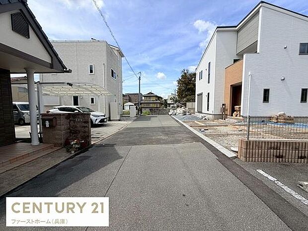 現地周辺は幅員のある道路が整備されており住宅が並ぶ落ち着いた環境です。建物同士の間隔も確保されており車の出し入れもしやすい道路状況です。周囲の住宅の新しさも印象的です。