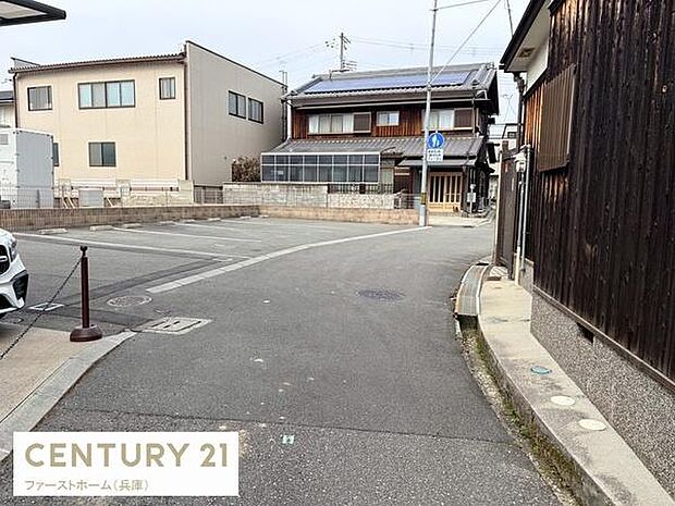 落ち着いた街並みの中に位置する物件です。周辺は閑静で生活に適した立地となっています。