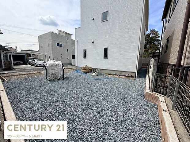 ゆったりとした広さの庭スペースです。開放感のある敷地で明るい日差しが差し込みます。整地された状態で管理がしやすい庭です。周囲はフェンスで囲われており安心感があります。