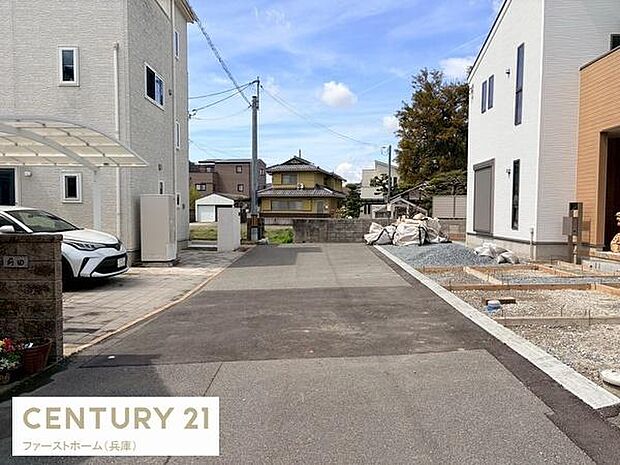 前面道路が広く車の出し入れがしやすい印象です。周辺の住宅や街並みに調和した落ち着いた環境です。道路の舗装も整っており住環境が良好です。現地の雰囲気をしっかりご確認いただけます。