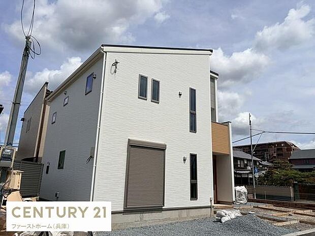 シンプルで洗練された外観が魅力的な住宅です。複数の窓があり外観に変化を与えています。角度のある屋根が特徴的で現代的な印象を与えます。駐車スペースも確保されています。建物の周囲も広々としています。