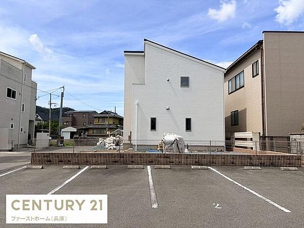 敷地内に整備された駐車場があり車をお持ちの方にも便利です。周囲には住宅が建ち並び落ち着いた雰囲気が伝わります。道路からアクセスしやすい配置です。建物の外観もシンプルで清潔感があります。