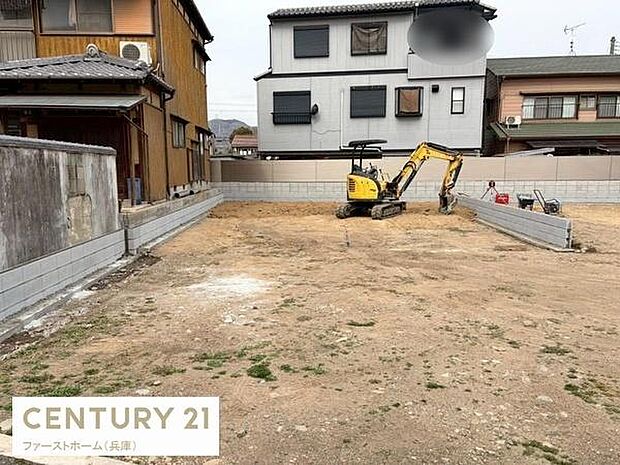 周辺には住宅が立ち並び静かな環境が広がっています。