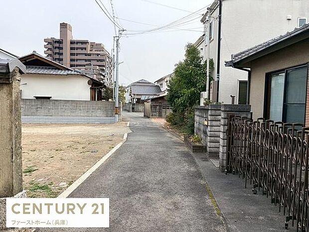 落ち着いた街並みの中に位置する物件です。周辺は閑静で生活に適した立地となっています。