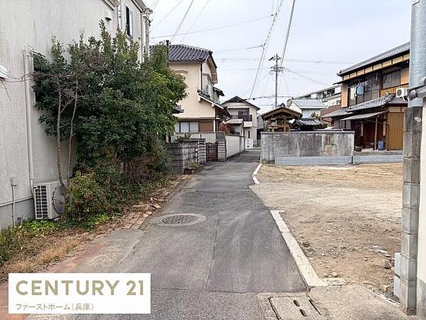 落ち着いた街並みの中に位置する物件です。周辺は閑静で生活に適した立地となっています。