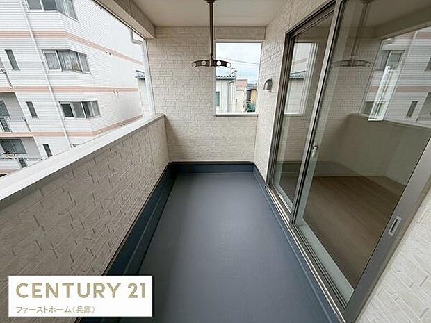 バルコニーが広々としており室内からの動線もスムーズです。天井に物干し金具が設置されており洗濯物の管理がしやすい仕様です。高い壁が周囲の目線を遮り落ち着いた空間となっています。