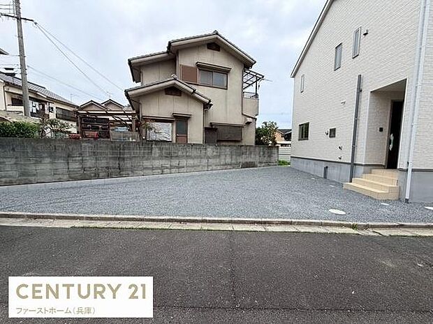 広々としたスペースが確保された駐車場です。敷地全体がフラットなので車の出し入れもスムーズに行えます。建物横に隣接しており使い勝手も良好です。複数台の車にも対応できる広さがあります。