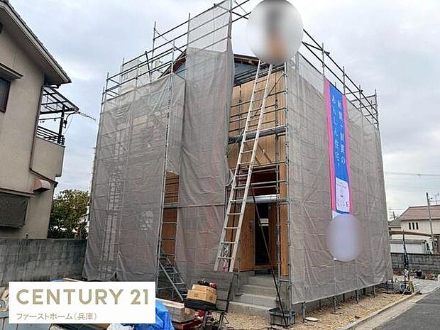 建築中の様子が確認できる物件です。