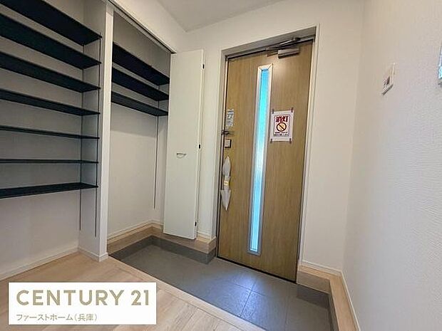 玄関は明るく清潔感があります。収納スペースが充実しているので便利です。木目調のドアが空間に温かみを与えています。玄関の全体的なデザインも整っています。段差が少なく使いやすい印象です。