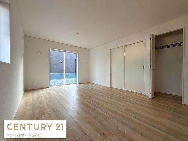 広々としたリビングは明るい床材と白い壁で開放感があります。大きな窓から自然光がたっぷり差し込みます。収納スペースも備わりすっきりとした空間を実現しています。スライド式のドアが使い勝手を高めています。